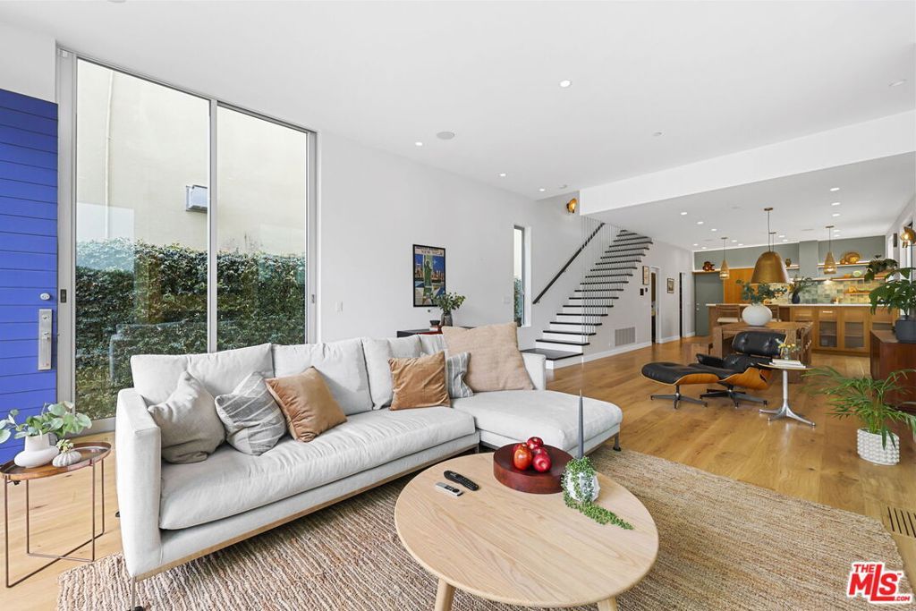 Photo of 651 Oxford Avenue, Venice, CA 90291 (MLS # 26833939)