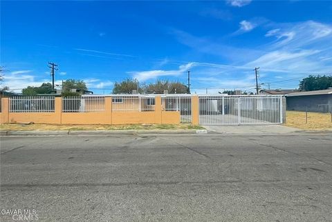 Photo of 44739 3rd Street E, Lancaster, CA 93535 (MLS # SR26143710)