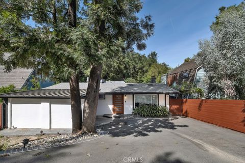 Photo of 4283 Morro Dr, Woodland Hills, CA 91364 (MLS # SR26058132)