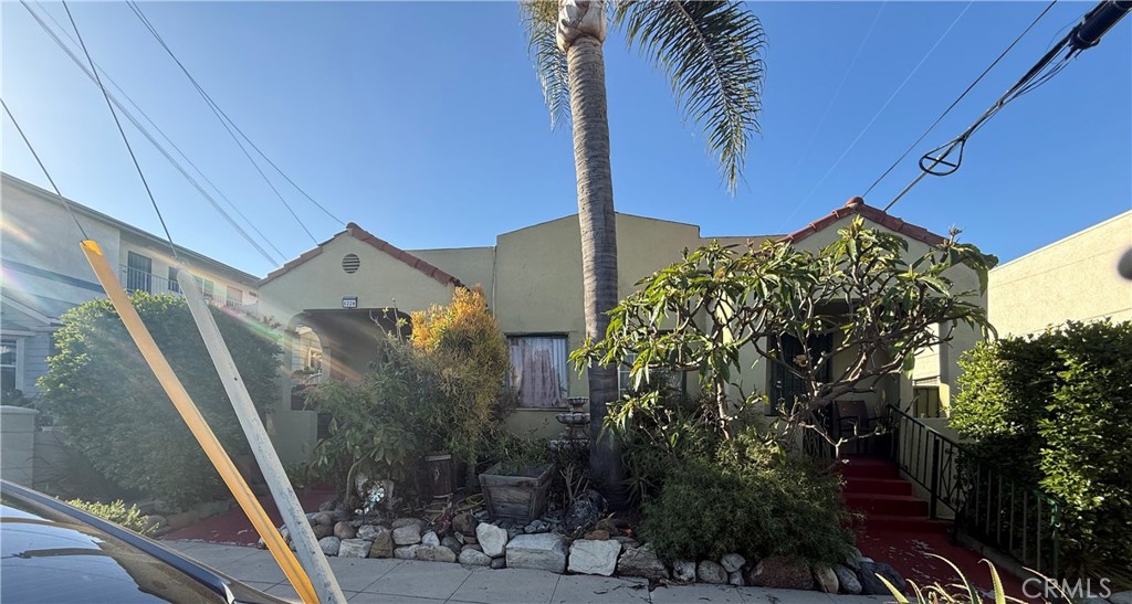 2 units with 1 bedroom 1 bath each, street parking only, no right-side neighbors. Minutes away from the beach, amazing located, close to shopping centers, parks, and plenty of entertainment. Perfect for first time home buyers or investment.