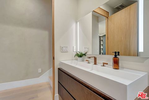 Tiny photo for 5935 Yarmouth Avenue, Encino, CA 91316 (MLS # 26636297)