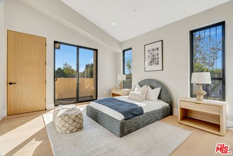 Tiny photo for 5935 Yarmouth Avenue, Encino, CA 91316 (MLS # 26636297)