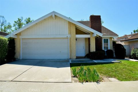 Photo of 18 Gold Bluff Blf, Irvine, CA 92604 (MLS # TR26076221)