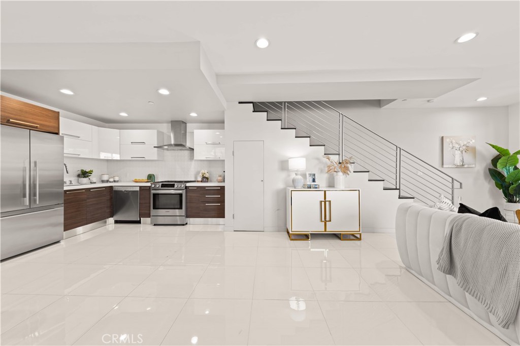 4485 Hazeltine Avenue 1