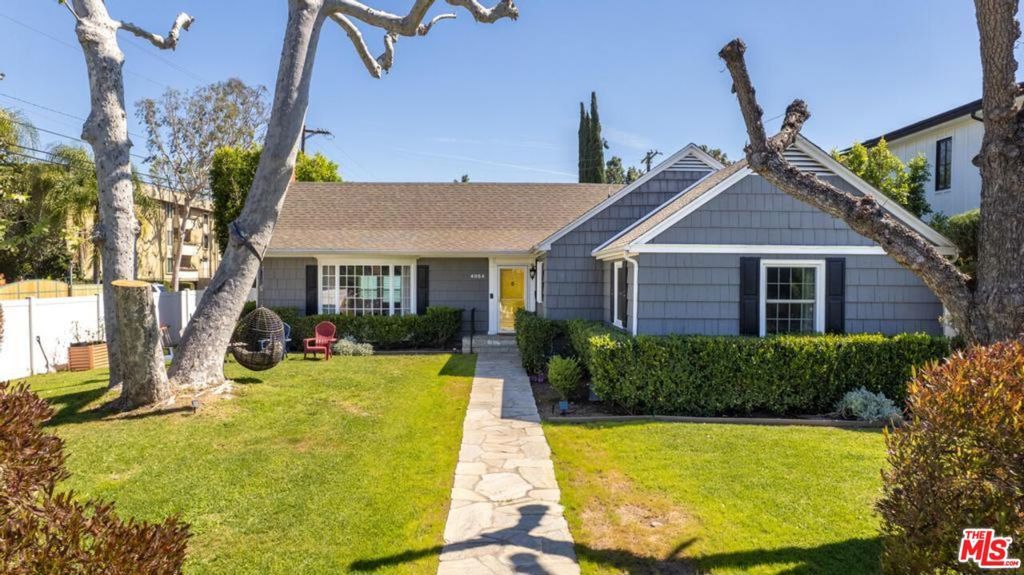 Photo of 4954 Mammoth Avenue, Sherman Oaks, CA 91423 (MLS # 26663639)