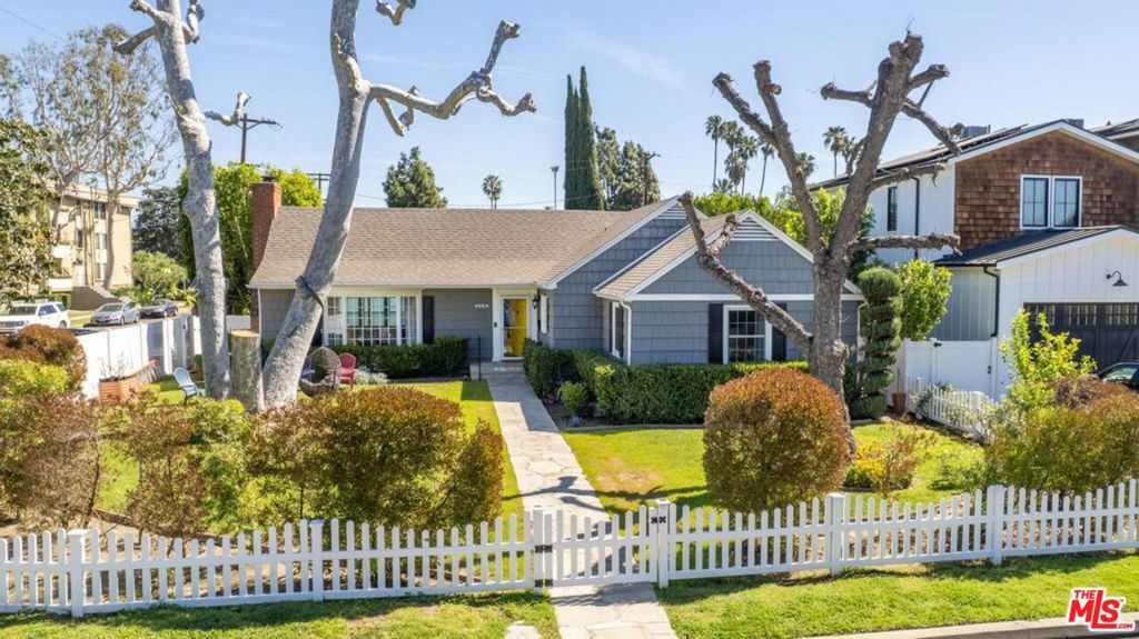 Photo of 4954 Mammoth Avenue, Sherman Oaks, CA 91423 (MLS # 26663639)