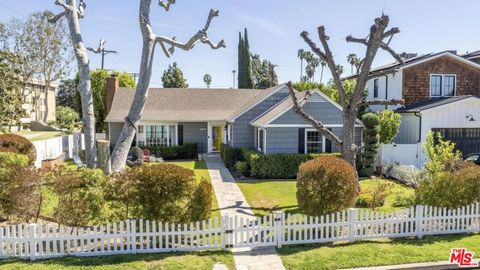 Photo of 4954 Mammoth Avenue, Sherman Oaks, CA 91423 (MLS # 26663639)