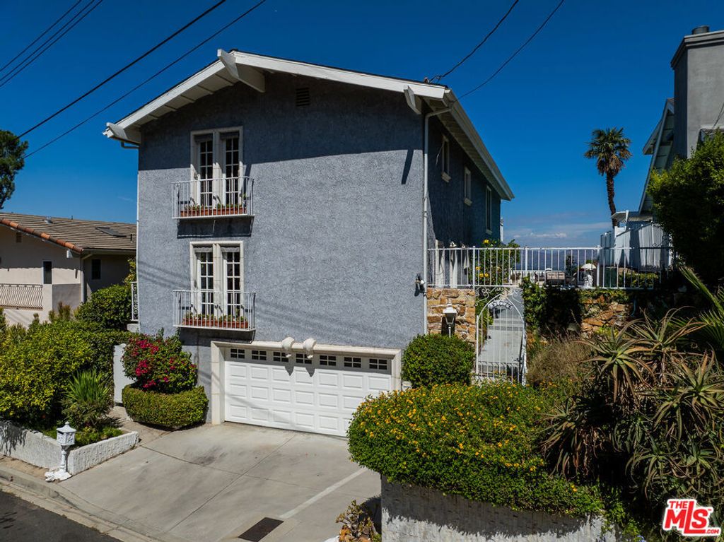 Photo of 20967 Bandera Street, Woodland Hills, CA 91364 (MLS # 25584499)