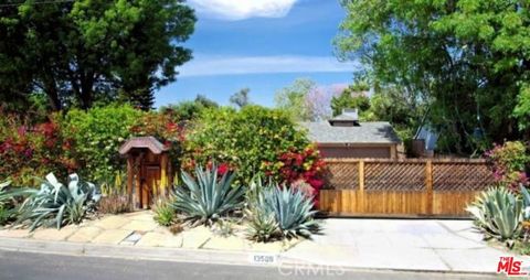 Photo of 13509 Bassett Street, Valley Glen, CA 91405 (MLS # 26663953)