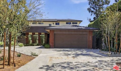 Photo of 444 S Windsor Boulevard, Los Angeles, CA 90020 (MLS # 26723769)