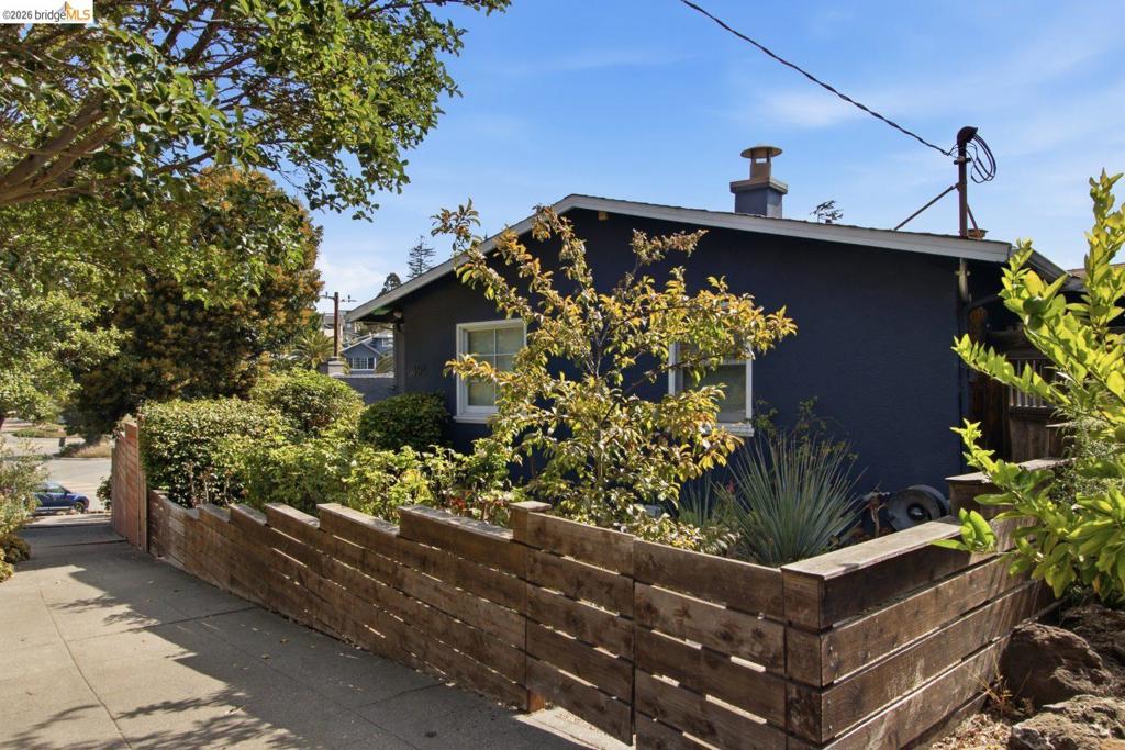 494 Jean St