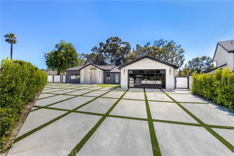 Photo of 6114 Sadring Avenue, Woodland Hills, CA 91367 (MLS # SR26155638)