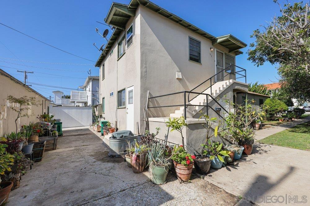 1533 39 Chalcedony St