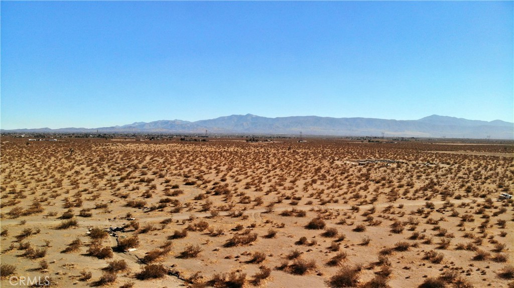 Build, invest, or escape to this spacious 20-acre lot with stunning desert views and endless potential. Enjoy peace, privacy, and wide-open space, an ideal setting for your next venture or long-term investment.