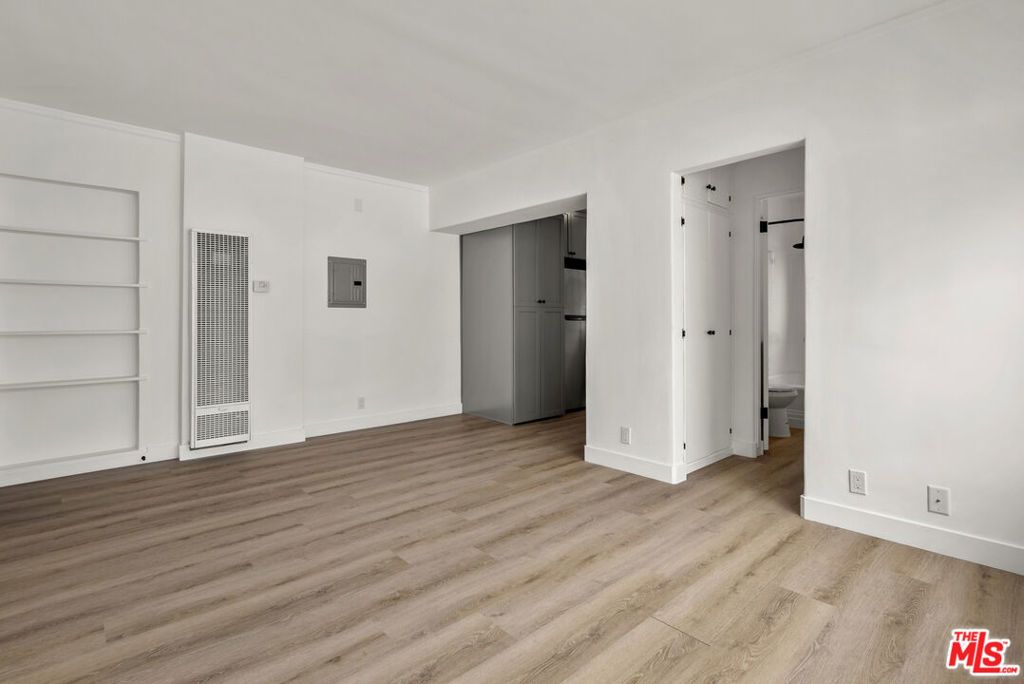 listing image 130722427680979684404