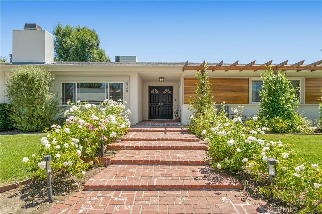 Photo of 5748 Larryan Drive, Woodland Hills, CA 91367 (MLS # SR26135776)