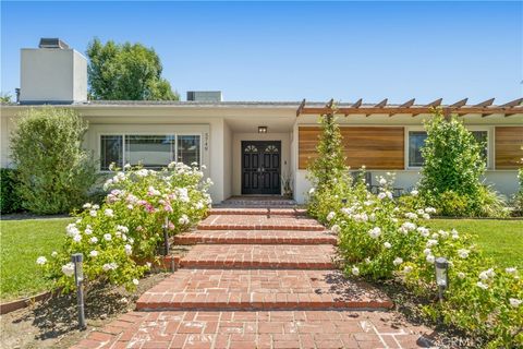 Photo of 5748 Larryan Drive, Woodland Hills, CA 91367 (MLS # SR26135776)
