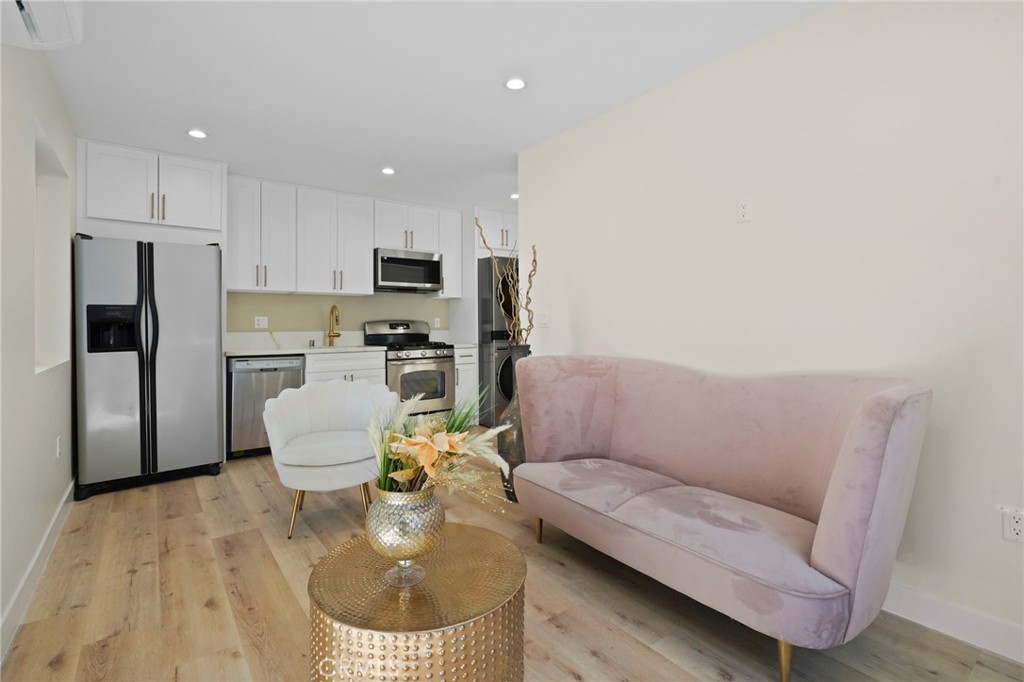ADU for rent,1bedroom, 1-bathroom ADU located south of the boulevard in Woodland Hills! This modern and thoughtfully designed unit features an in-unit washer, dryer, and dishwasher for ultimate convenience. Enjoy contemporary living in one of the most sought-after neighborhoods in the Valley, offering both comfort and accessibility. Don't miss this opportunity! Utility is shared with the main house and it is not included in the rent. Utility fee is $150 per month