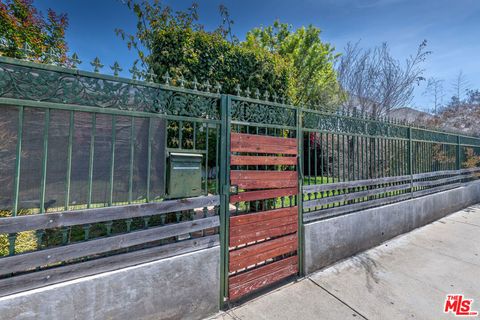 Photo of 2008 S Bedford Street, Los Angeles, CA 90034 (MLS # 26755521)