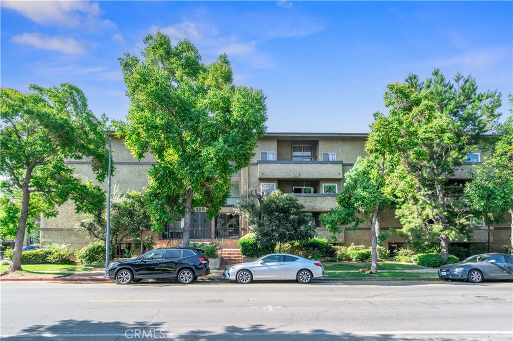 Welcome to this expansive 1-bedroom, 1.5-bath loft, boasting approximately 1,500 sqft of light-filled living space. Enjoy panoramic views of Glendale through oversized windows. Soaring skylight ceilings flood this home with natural light. The newly updated kitchen features sleek quartz countertops, stainless steel appliances, and modern finishes, perfect for both daily living and entertaining. The open loft-style bedroom includes a generous walk-in closet and a built-in vanity or office nook, ideal for working from home. Additional highlights include a fireplace, recessed lighting, laminate wood flooring, and two private parking spaces with additional storage. This well maintained complex recently underwent renovations which include new lighting, paint and flooring in the hallways, new laundry equipment and a new roof. Relax and unwind at the on-site pool and spa. Just around the corner from Trader Joe’s, The Coffee Bean, and other local favorites, this location makes everyday errands and weekend outings a breeze. Minutes from The Americana at Brand with quick freeway access for easy commuting. Whether you're working from home or enjoying the best of Glendale living, this loft has it all: style, space, and convenience.
