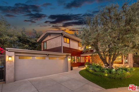 Photo of 3740 Montuso Place, Encino, CA 91436 (MLS # 26664635)