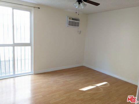 Tiny photo for 633 N Sweetzer Avenue #4, West Hollywood, CA 90048 (MLS # 25623513)