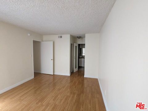 Tiny photo for 633 N Sweetzer Avenue #4, West Hollywood, CA 90048 (MLS # 25623513)