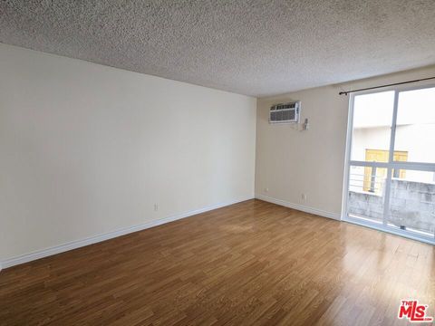 Tiny photo for 633 N Sweetzer Avenue #4, West Hollywood, CA 90048 (MLS # 25623513)