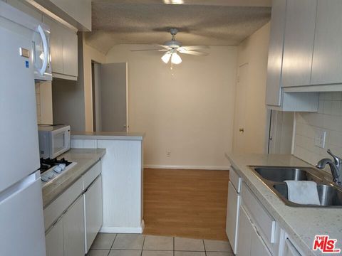 Tiny photo for 633 N Sweetzer Avenue #4, West Hollywood, CA 90048 (MLS # 25623513)