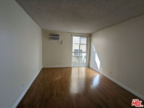 Tiny photo for 633 N Sweetzer Avenue #4, West Hollywood, CA 90048 (MLS # 25623513)