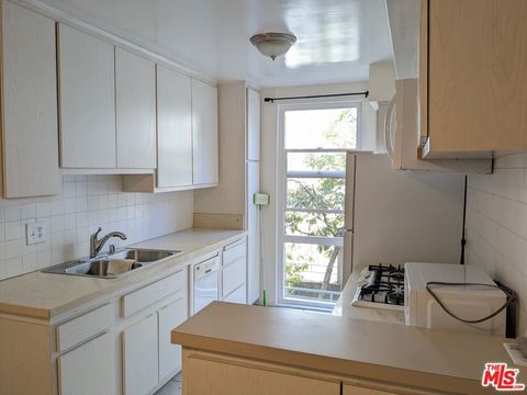 Tiny photo for 633 N Sweetzer Avenue #4, West Hollywood, CA 90048 (MLS # 25623513)