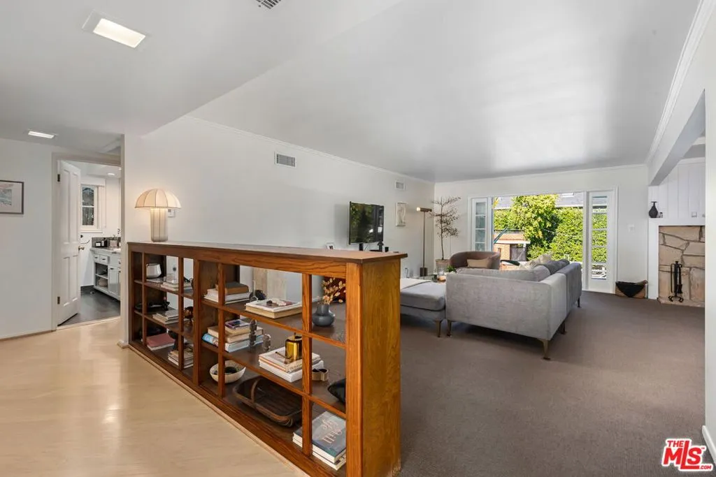 Sherman Oaks, California 91403, United States, 3 Bedrooms Bedrooms, ,2 BathroomsBathrooms,Residential,Active,238826