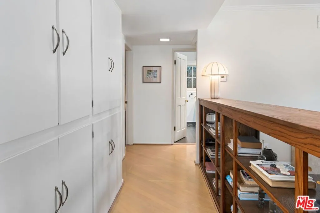 Sherman Oaks, California 91403, United States, 3 Bedrooms Bedrooms, ,2 BathroomsBathrooms,Residential,Active,238826