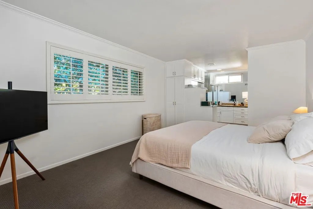 Sherman Oaks, California 91403, United States, 3 Bedrooms Bedrooms, ,2 BathroomsBathrooms,Residential,Active,238826