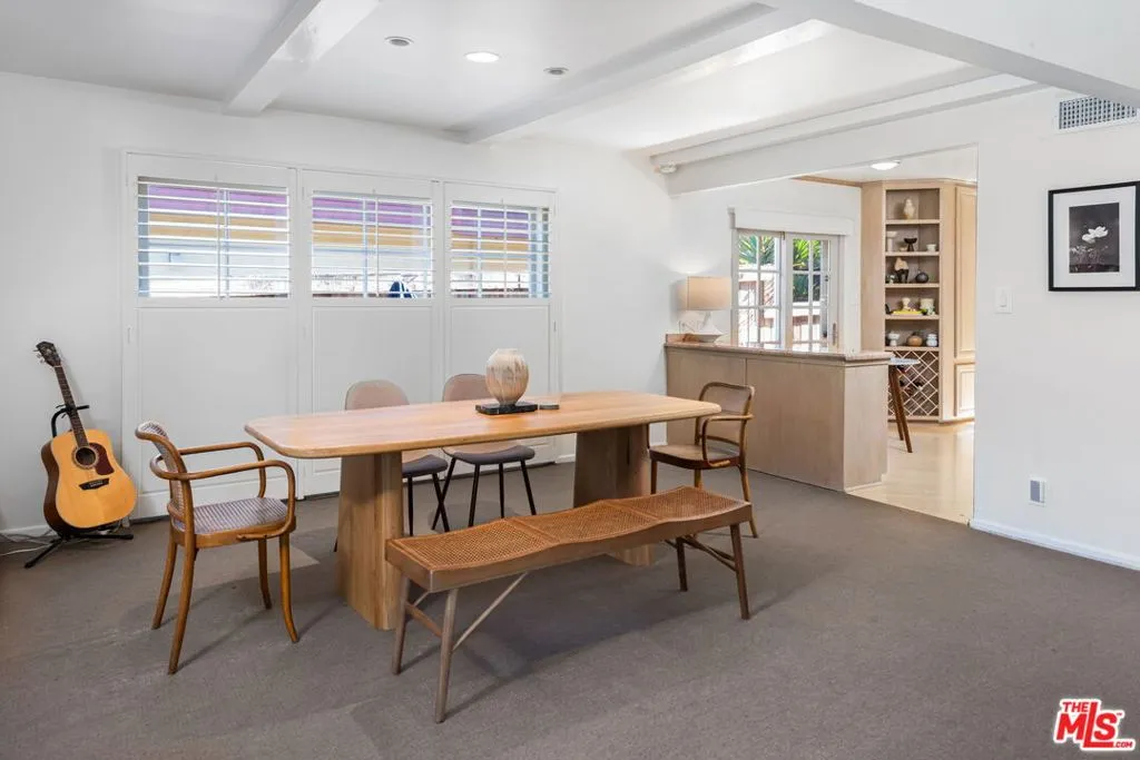 Sherman Oaks, California 91403, United States, 3 Bedrooms Bedrooms, ,2 BathroomsBathrooms,Residential,Active,238826