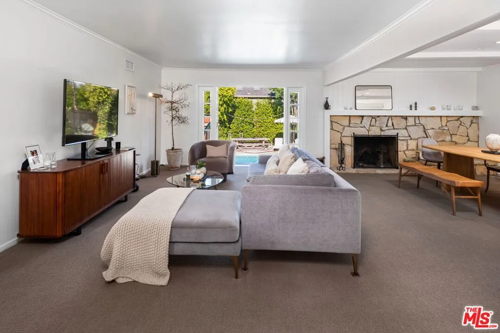 Sherman Oaks, California 91403, United States, 3 Bedrooms Bedrooms, ,2 BathroomsBathrooms,Residential,Active,238826