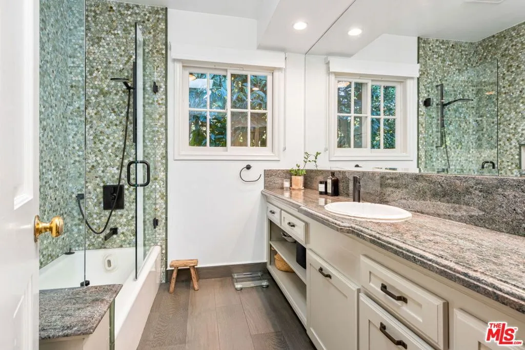 Sherman Oaks, California 91403, United States, 3 Bedrooms Bedrooms, ,2 BathroomsBathrooms,Residential,Active,238826