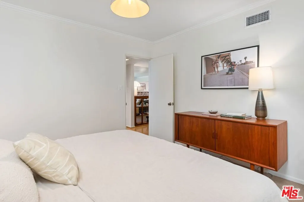 Sherman Oaks, California 91403, United States, 3 Bedrooms Bedrooms, ,2 BathroomsBathrooms,Residential,Active,238826