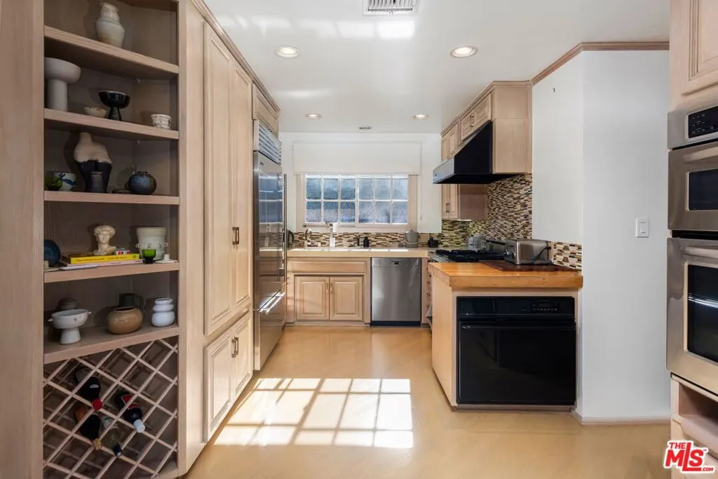 Sherman Oaks, California 91403, United States, 3 Bedrooms Bedrooms, ,2 BathroomsBathrooms,Residential,Active,238826