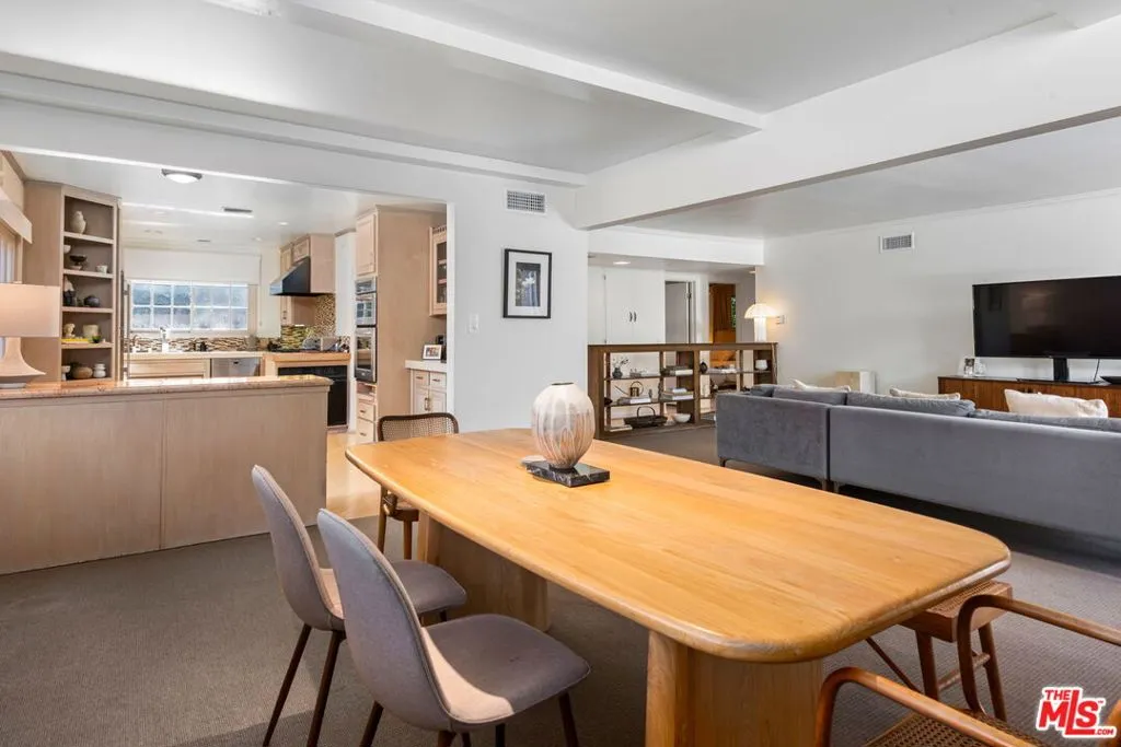 Sherman Oaks, California 91403, United States, 3 Bedrooms Bedrooms, ,2 BathroomsBathrooms,Residential,Active,238826