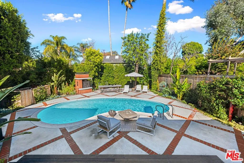 Sherman Oaks, California 91403, United States, 3 Bedrooms Bedrooms, ,2 BathroomsBathrooms,Residential,Active,238826