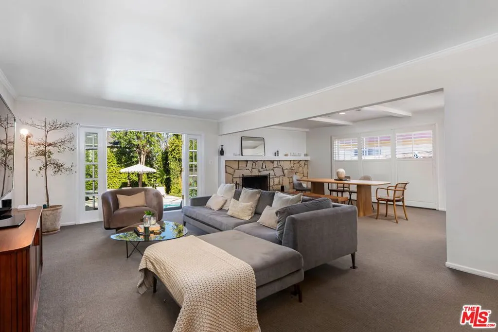 Sherman Oaks, California 91403, United States, 3 Bedrooms Bedrooms, ,2 BathroomsBathrooms,Residential,Active,238826