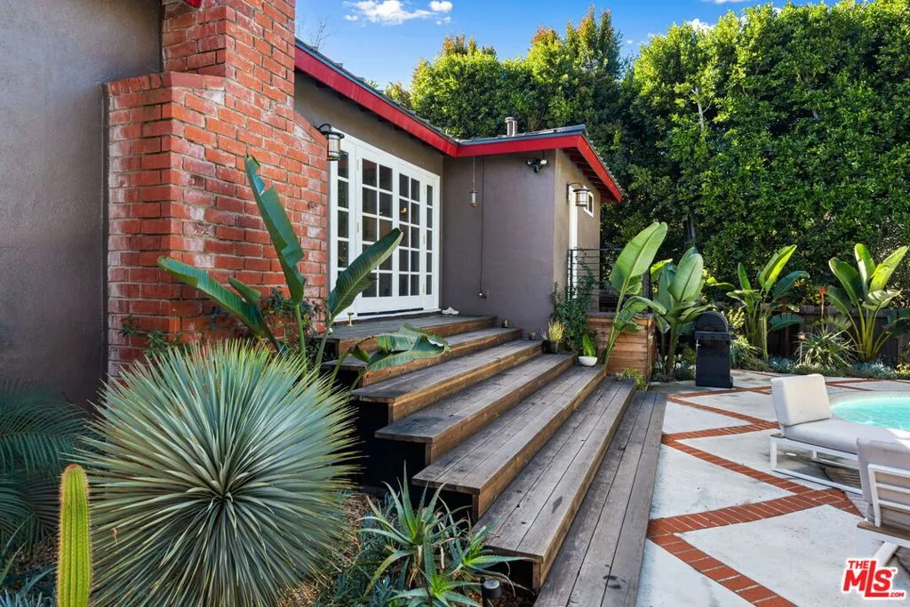 Sherman Oaks, California 91403, United States, 3 Bedrooms Bedrooms, ,2 BathroomsBathrooms,Residential,Active,238826