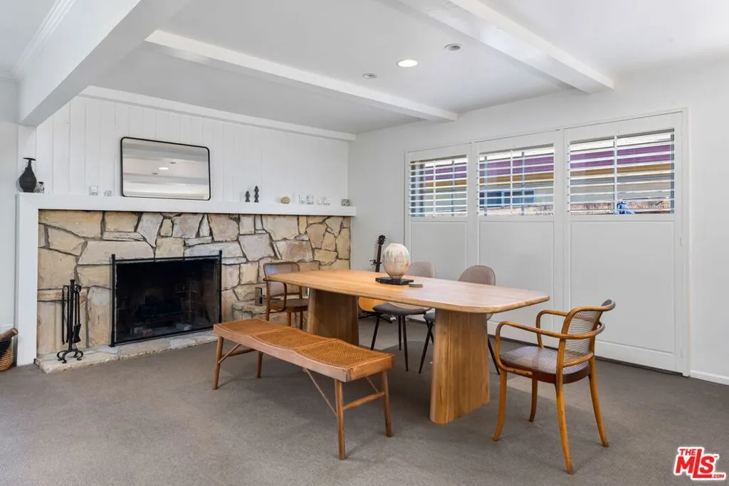 Sherman Oaks, California 91403, United States, 3 Bedrooms Bedrooms, ,2 BathroomsBathrooms,Residential,Active,238826