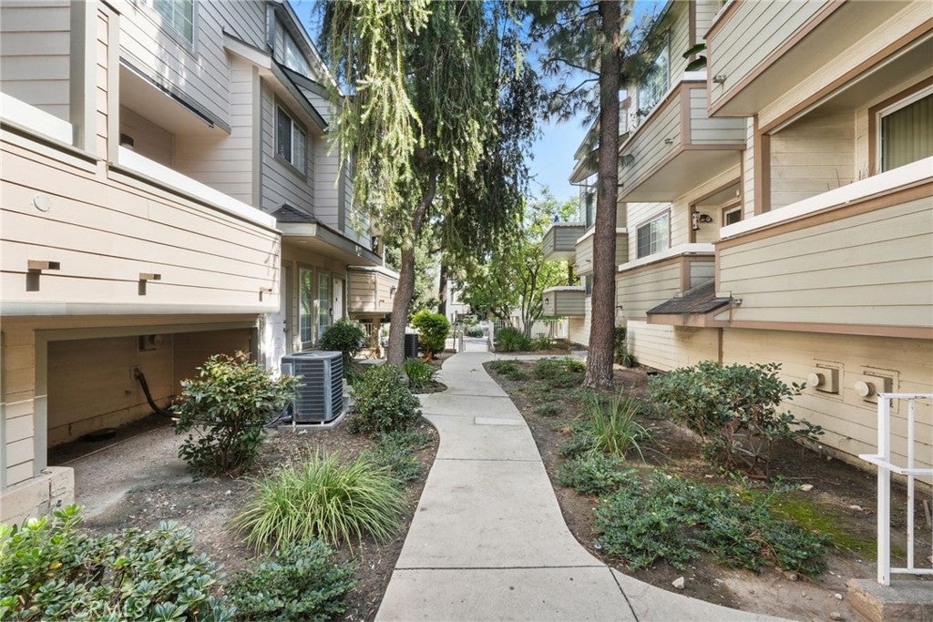11150 Glenoaks 282
