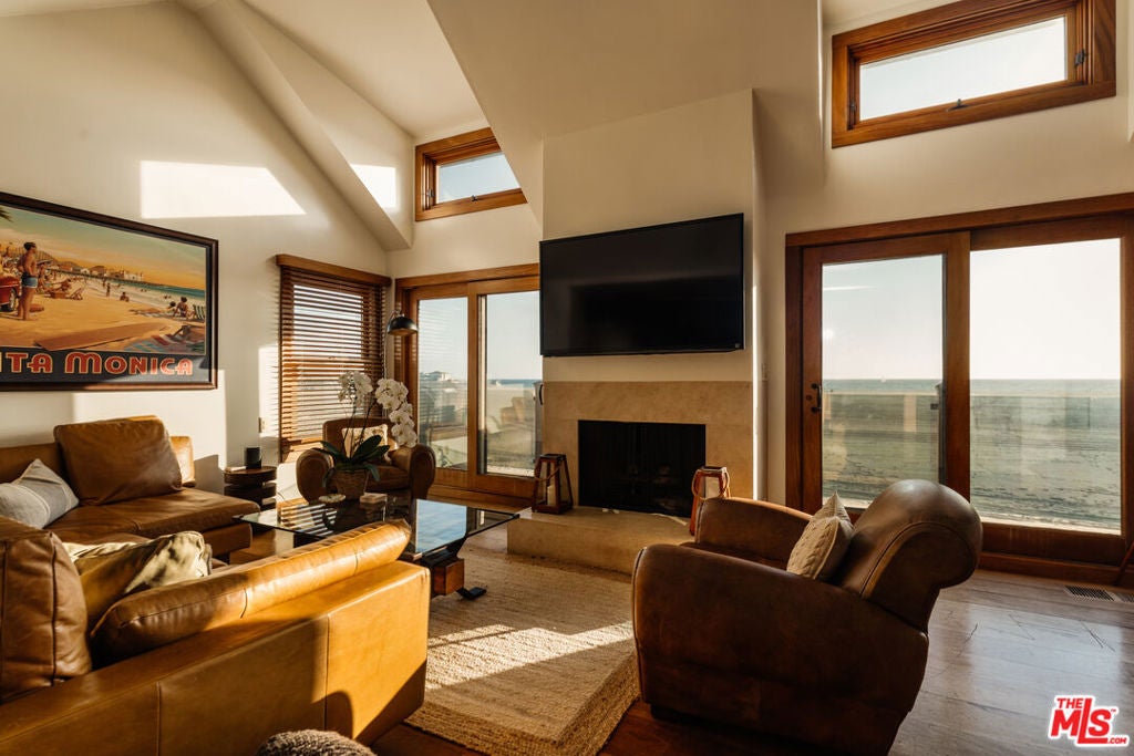 1366 Palisades Beach Road