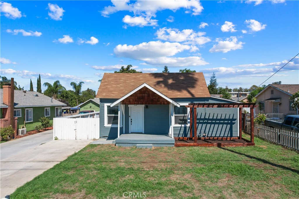 This 2 bedroom, 1 bathroom home offers recent upgrades including a newer roof (approx. 6 years), new water heater, fresh exterior paint, interior paint in the living room, newer windows, and ceiling fans in every room. The kitchen features new quartz countertops, farmhouse sink, stainless steel stove, and microwave. The renovated bathroom includes a new vanity, toilet, and medicine cabinet.
Affordably priced with R-2 zoning, this property provides opportunities to add an ADU, build another home, or utilize the oversized yard for RV, boat, or toy storage.
Located near Cal Baptist University, medical offices, schools, shopping, restaurants, and the 91 freeway.