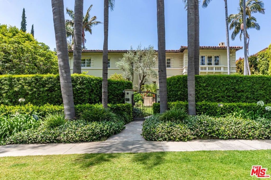 Photo of 1017 N Roxbury Drive, Beverly Hills, CA 90210 (MLS # 26835585)
