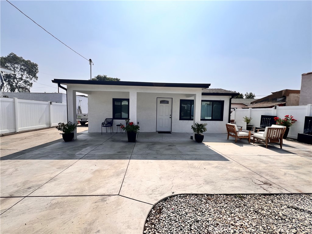 **Charming Fully Remodeled 3-Bedroom Home with Spacious Lot**
Welcome to your dream home! This beautifully remodeled 3-bedroom, 2-bath residence was fully updated in 2022, blending modern finishes with comfort. Nestled on a large lot, you'll find ample space for outdoor activities, family gatherings, or even the potential for a new project.
Conveniently located close to freeways, shopping centers, and schools, this home is perfect for families and commuters alike. With its inviting atmosphere, it serves as a fantastic starter home with the potential for extra income opportunities.
Don't miss the chance to visit this wonderful property—schedule your tour today and see all it has to offer!