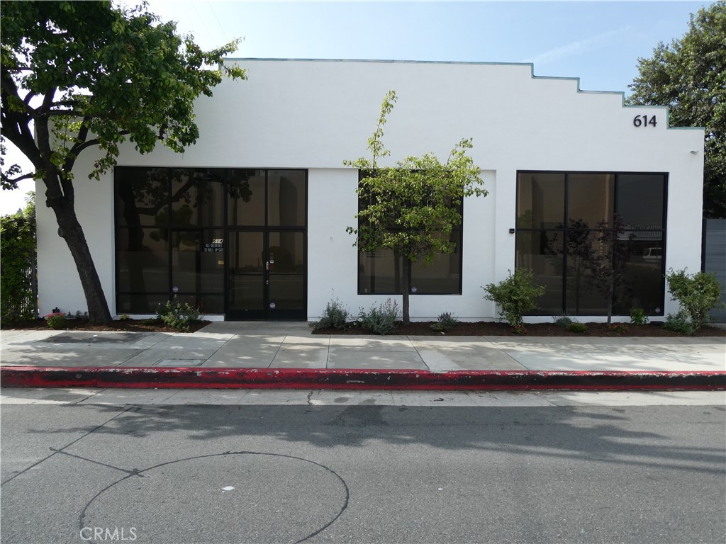 Nearly 60% deluxe offices with high ceilings.
Refurbished building with exposed used brick and extensive use of glass.
Parked at 5:1000 ratio plus additional fenced yard area.
Conveniently located next to freeway on/off ramps.
Clear span warehouse.
Roof mounted Tesla solar system.
